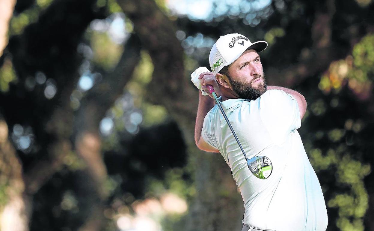 Preparado. Rahm se ejercita en Valderrama, donde hoy arrancará la disputa del Andalucía Masters. 