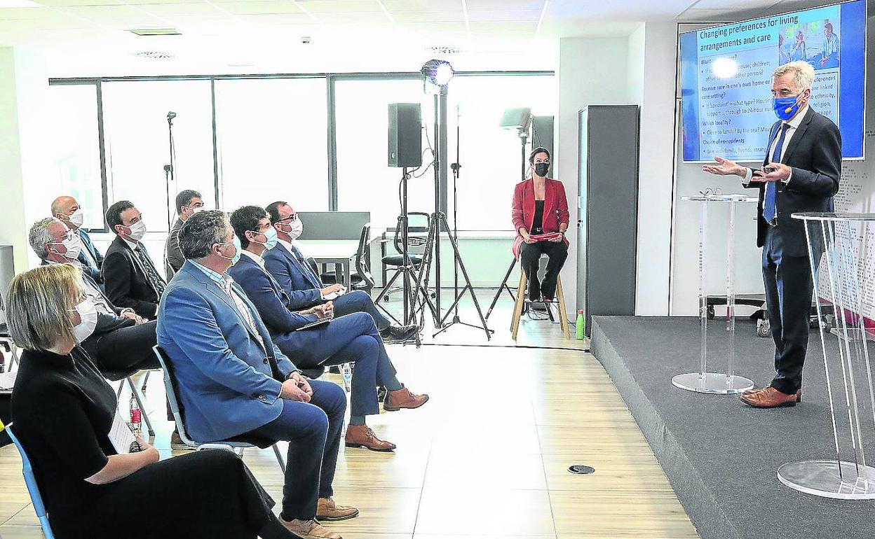 El profesor Martin Knapp explica a representantes institucionales los retos y oportunidades del cambio demográfico. 