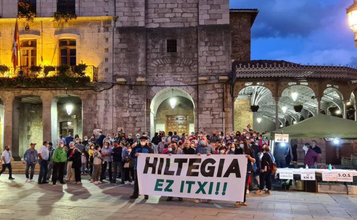 Los afectados por el cierre del matadero llevan protestando desde el verano. 