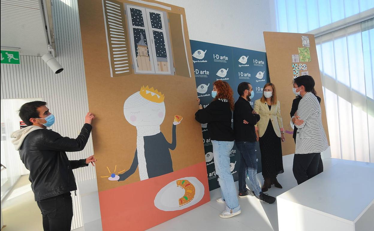 Los alumnos muestran algunos de los paneles que colgarán del techo. 