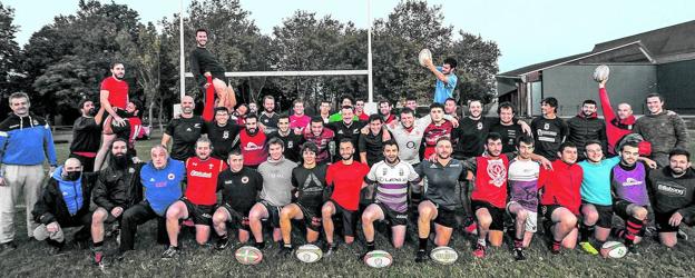 El plantel masculino del Gaztedi, sobre el césped del campo de Gamarra antes de un entrenamiento. 