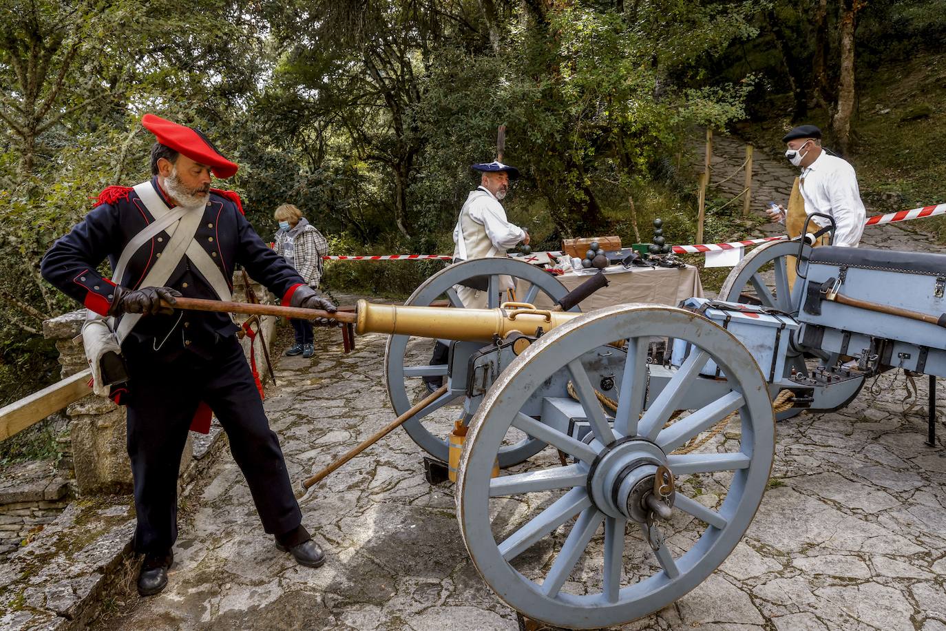 Un soldado limpia el cañón tras el disparo.