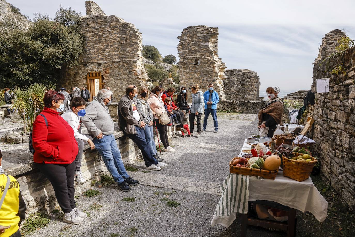 Los participantes en la visita asisten a la explicación de Cristina Udaeta sobre las costumbres de la época.