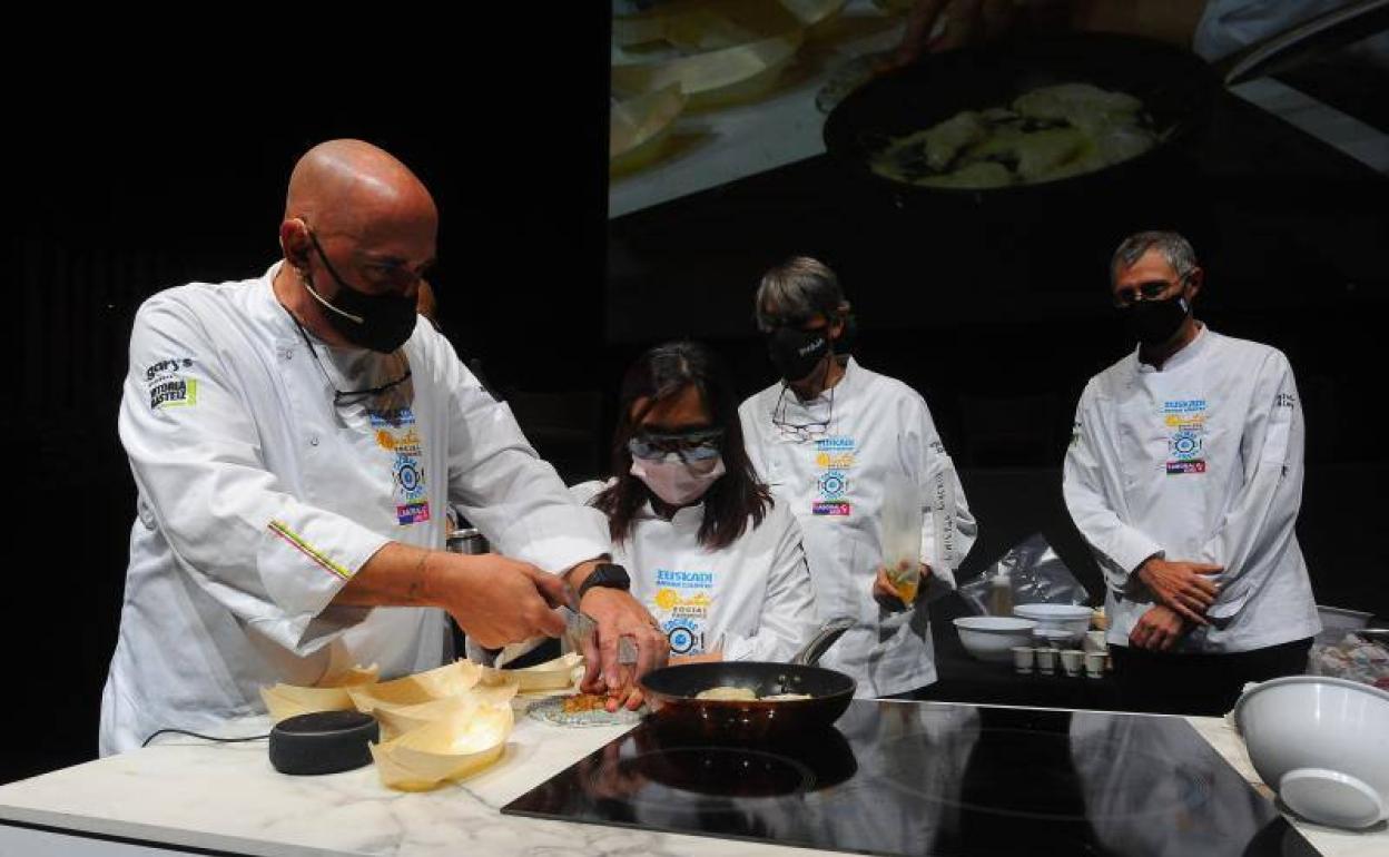 El riojano Ángel Palacios, de Cocinar a Ciegas, durante el 'showcooking' celebrado ayer en el Palacio Europa. 