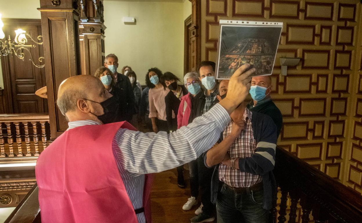 Un voluntario cuenta la historia del Palacio Ibaigane. 