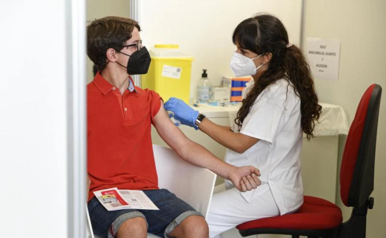 Una sanitaria vacuna a un adolescente en Valencia.