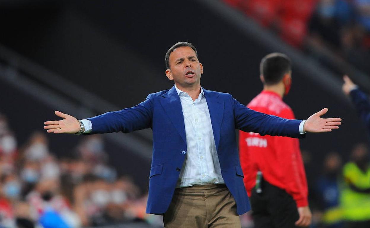 Calleja se lamenta en el derbi de San Mamés. 