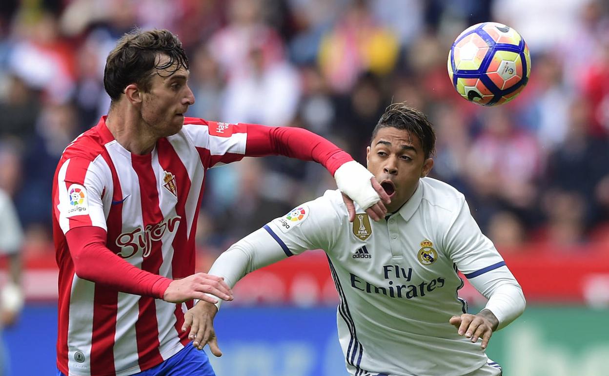 Amorebieta lucha por un balón en un etapa con el Sporting de Gijón. 