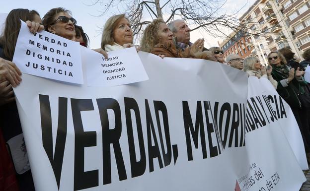 Pancarta. Cuatro de las reivindicaciones de los colectivos de víctimas: verdad, memoria, dignidad y justicia.