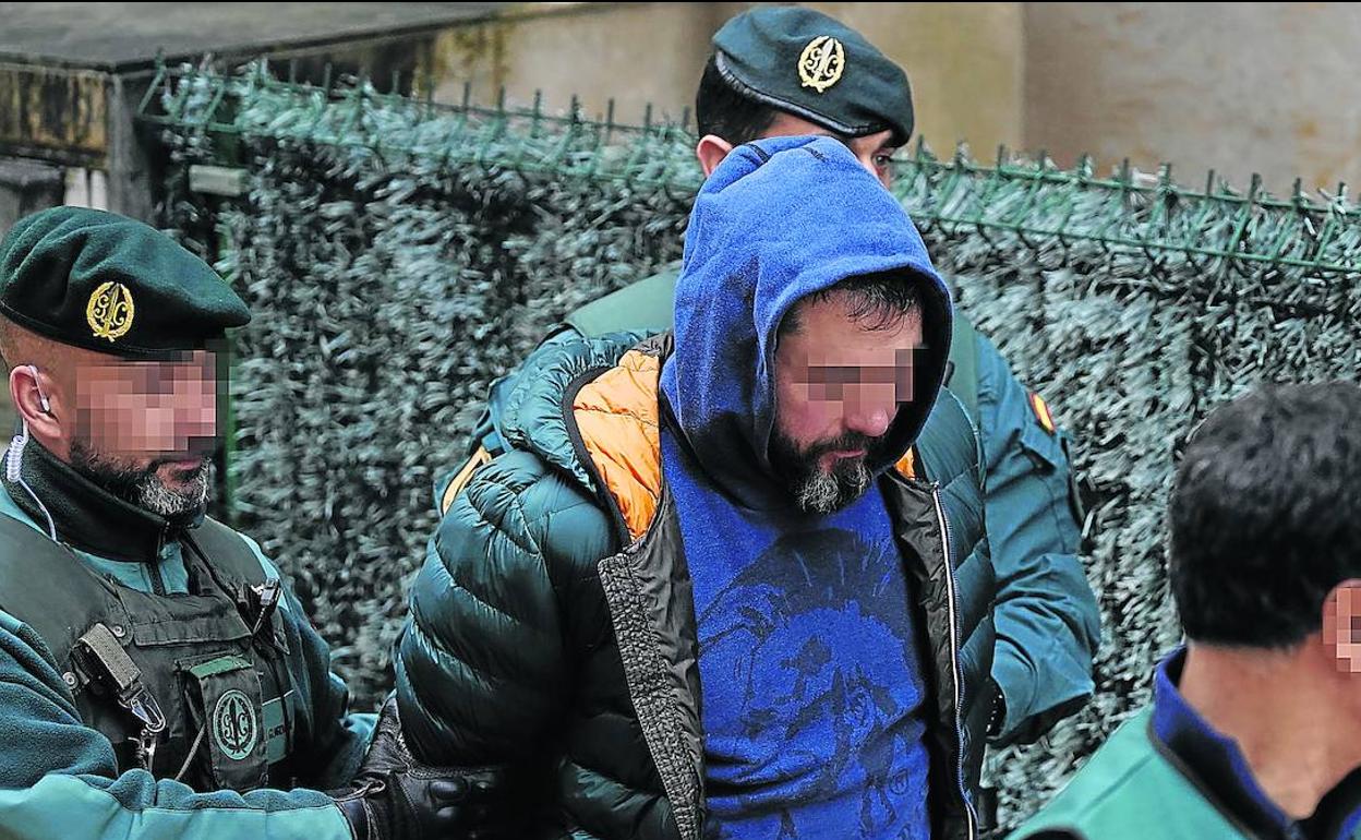 Dos guardias civiles escoltan a Pedro Nieva, el presunto inductor del asesinato del concejal llanisco Javier Ardines. 