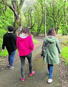 Imagen secundaria 2 - 1. El ingeniero Ortiz de Zárate junto al actor Adolfo Fernández. 2. La sidrería donde se descubre la supuesta infidelidad. 3. Tres periodistas de EL CORREO visitan la escena del crimen.