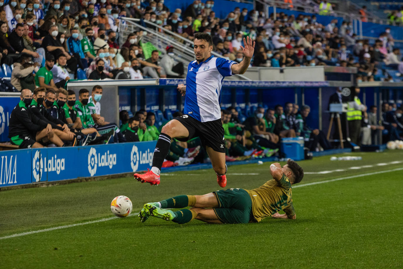 Fotos: Las mejores imágenes del Alavés - Betis