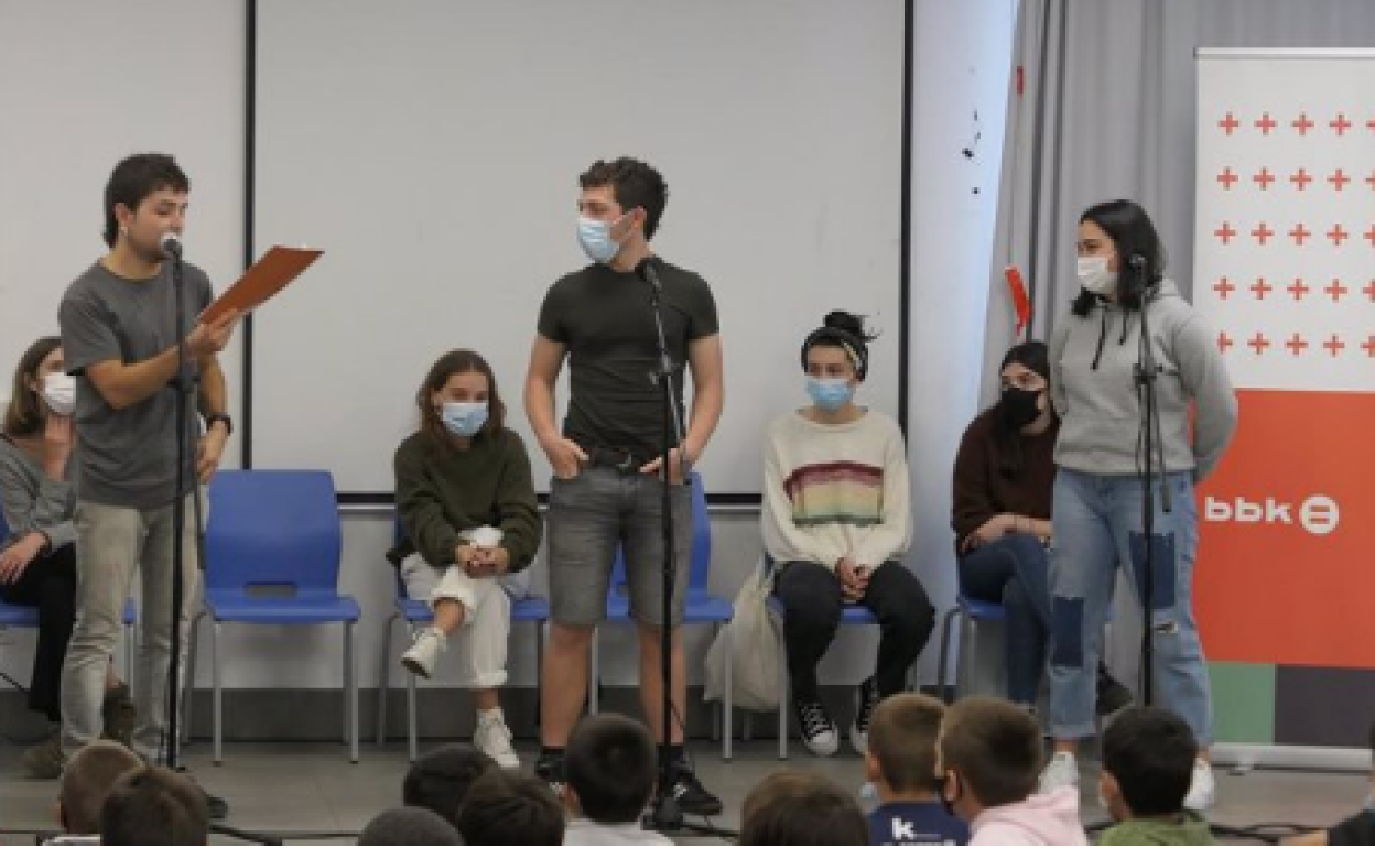 Uribe Kostak irabazi du Bertsolari Gazteen BBK Sariketaren lehenengo kanporaketa