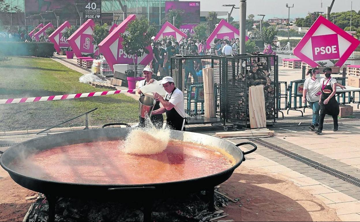 Paella gigante para los participantes en el congreso del psoe en Valencia.