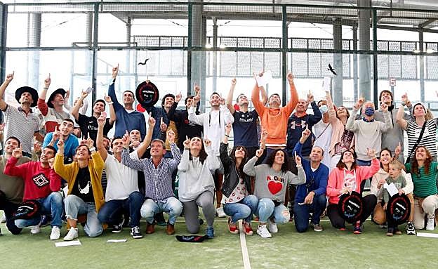 Participantes en las finales dedican el torneo a Alex Petralanda tras la entrega de premios. 