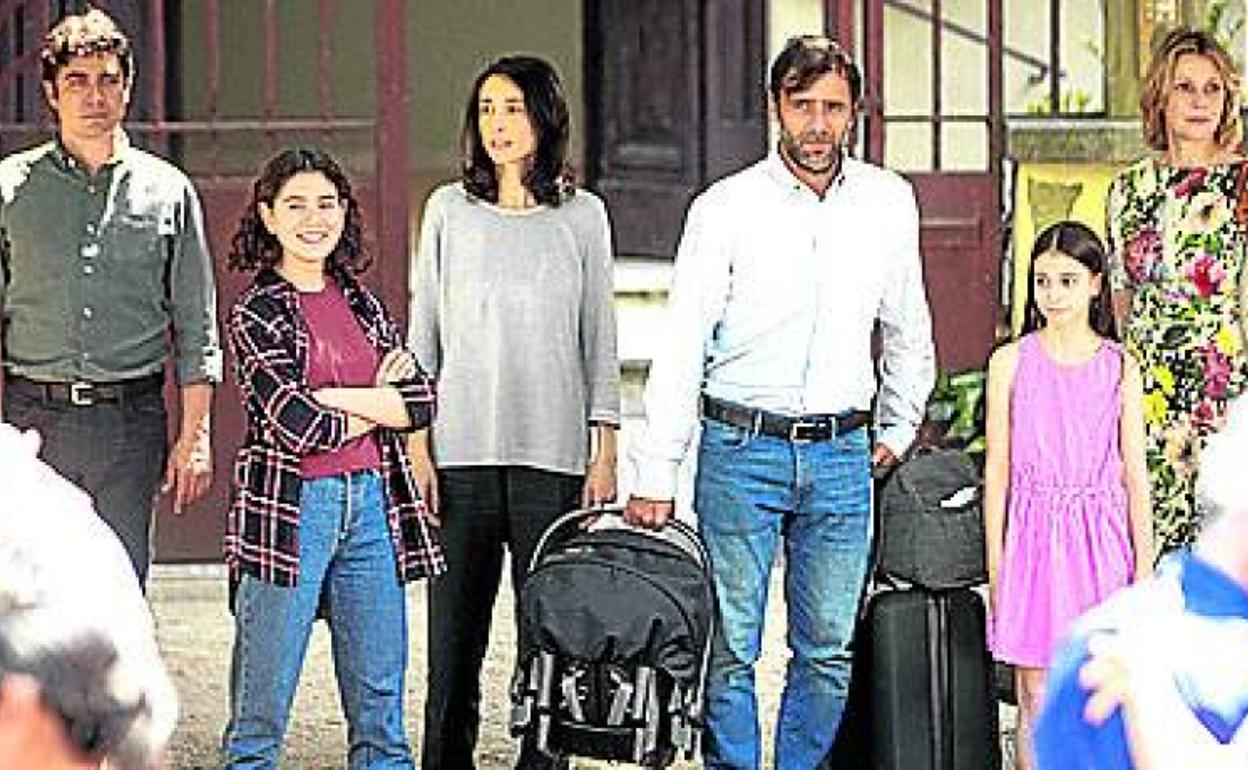 Crítica de 'Tres pisos' (2021): Amigos o vecinos