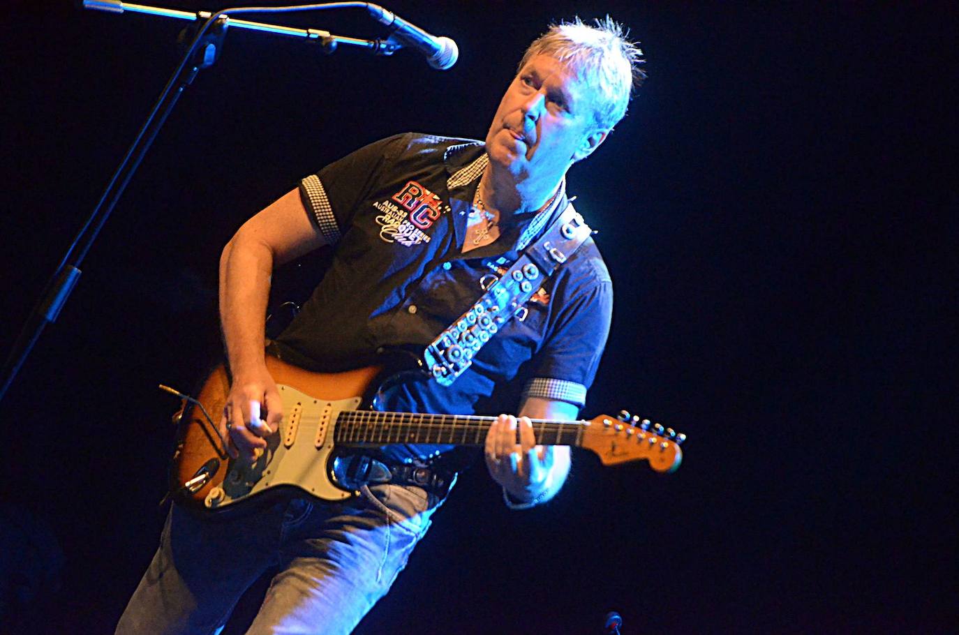 Eamonn, el inesperado telonero, con su Fender Stratocaster. 