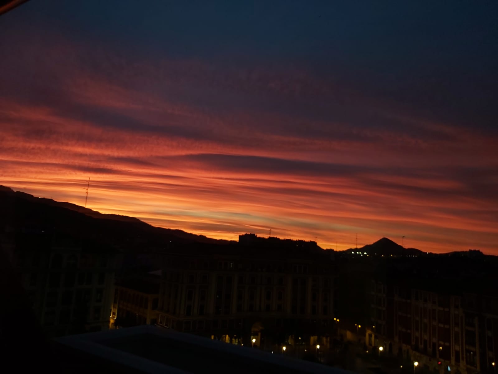 El Serantes desde la Herriko Plaza de Barakaldo.