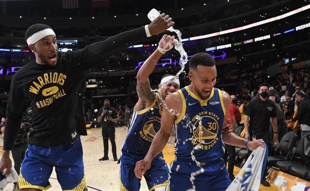 Los compañeros bañana a Curry por su primer triple doble en cinco años