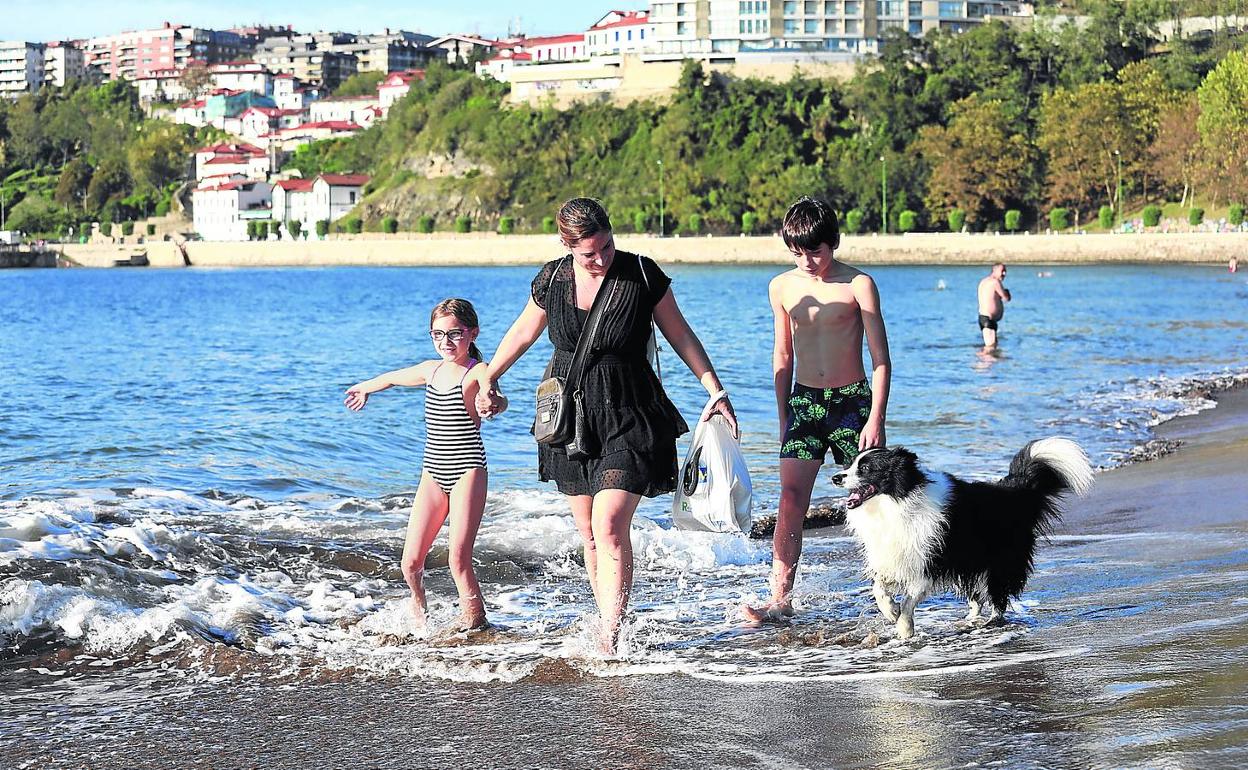 La playa de Ereaga, en Getxo, ofreció ayer imágenes típicamente veraniegas. 
