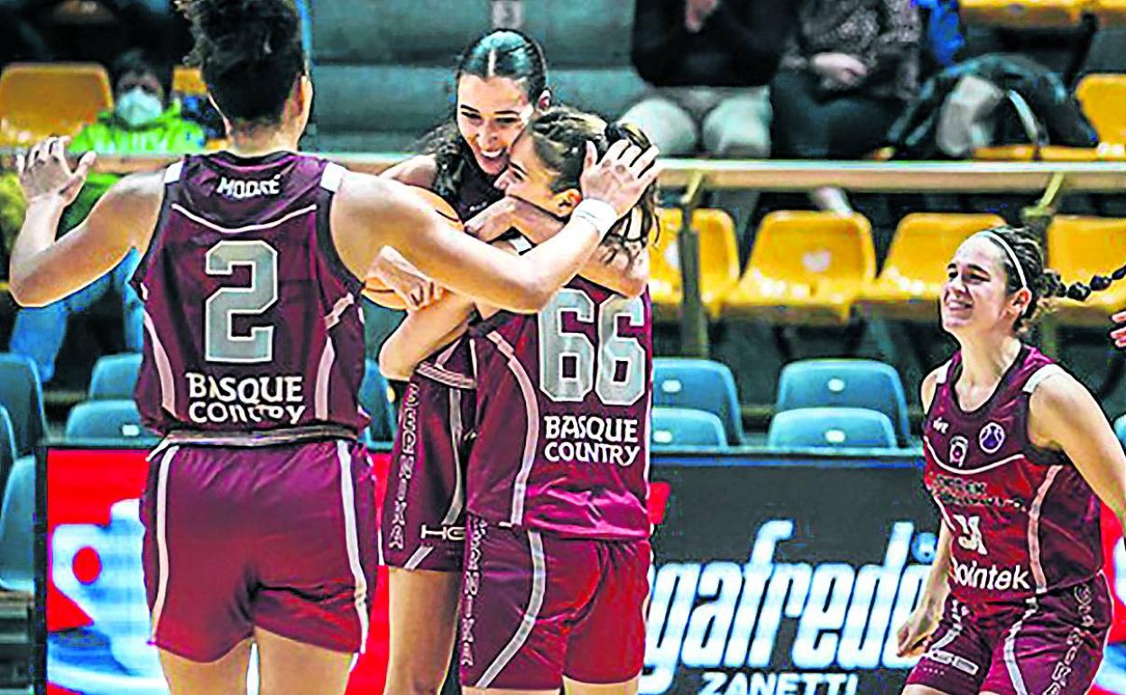 Las jugadoras del Lointek Gernika celebran su triunfo en el PalaDozza de Bolonia. 