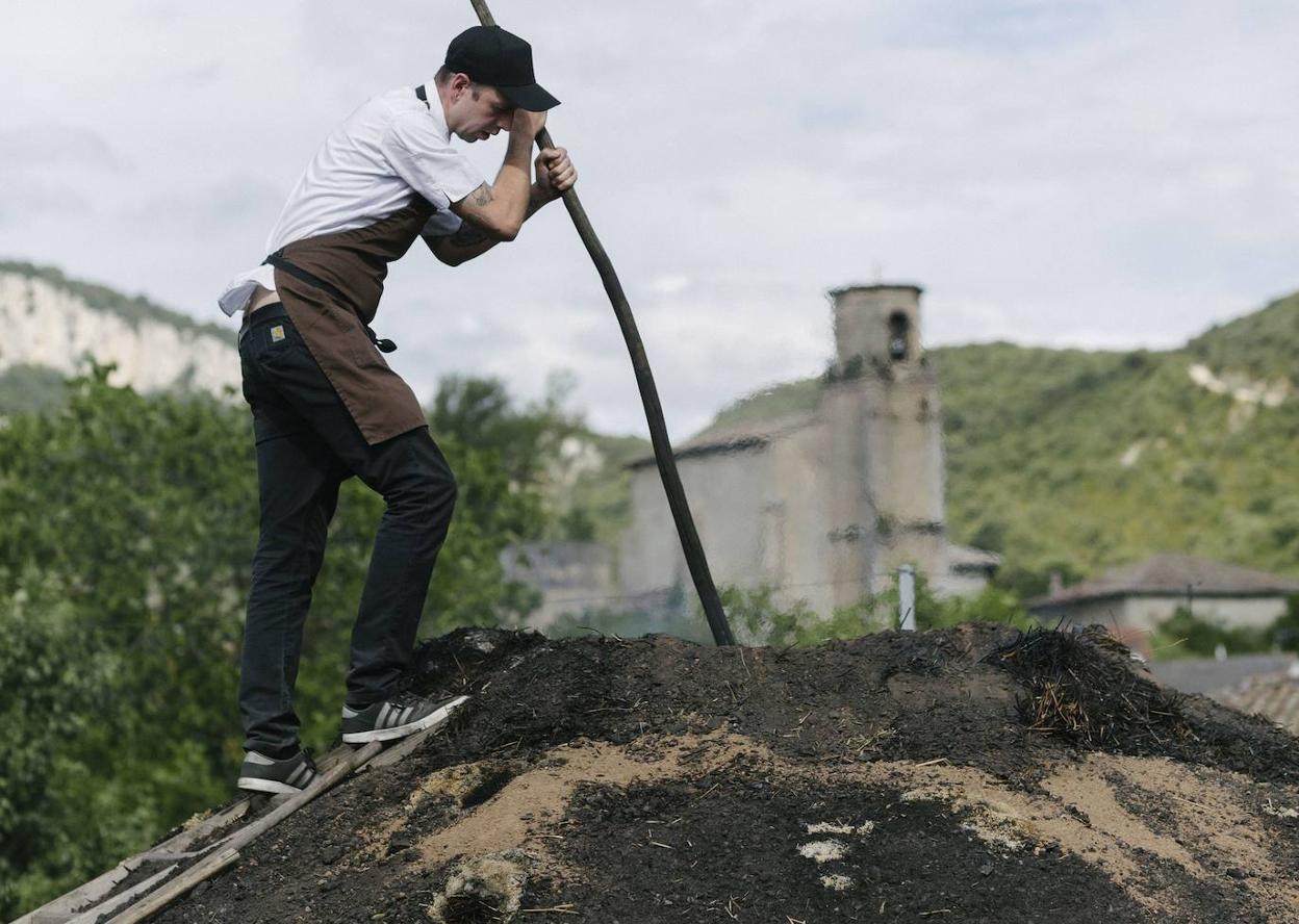 Edorta Lamo, el cocinero alavés de Arrea!, abre el tiro (da 'betagarri') a una carbonera en Viloria, uno de los oficios olvidados que ayuda a rescatar con su cocina de frontera. 