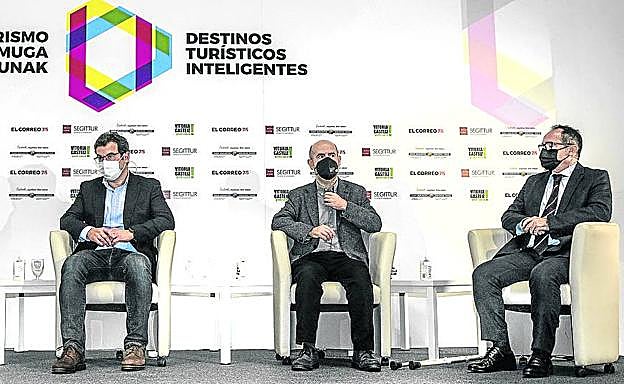 Gonzalo Pellejero, Jesús Herrero Arranz y Jon Imanol Ibarra, con la periodista Sara López de Pariza.