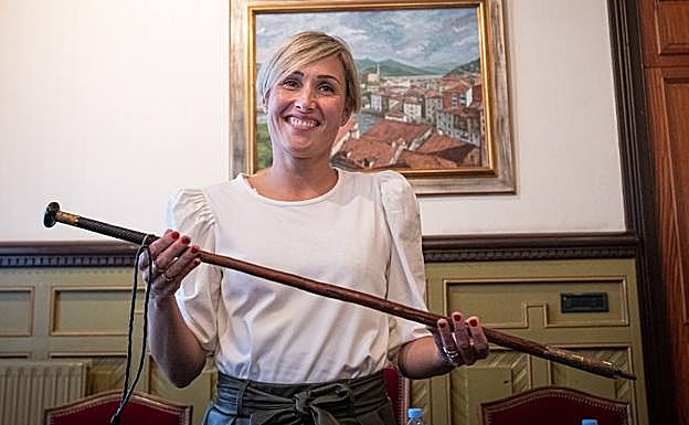 Irati Gondra, con la makila tras ser nombrada nueva alcaldesa de Mundaka.