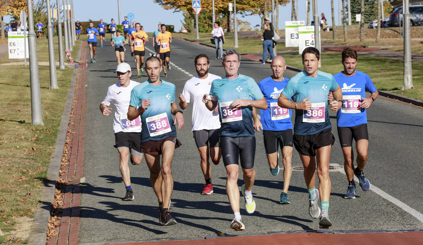 Fotos: Osakidetza gana en número la Carrera de Empresas