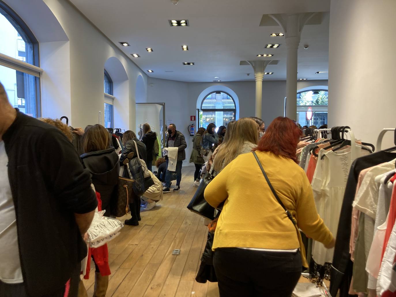 Fotos: Largas colas en la tienda efímera de Bilbao de Ibai Gómez e Ingrid Betancor con su propia ropa para ayudar a La Palma