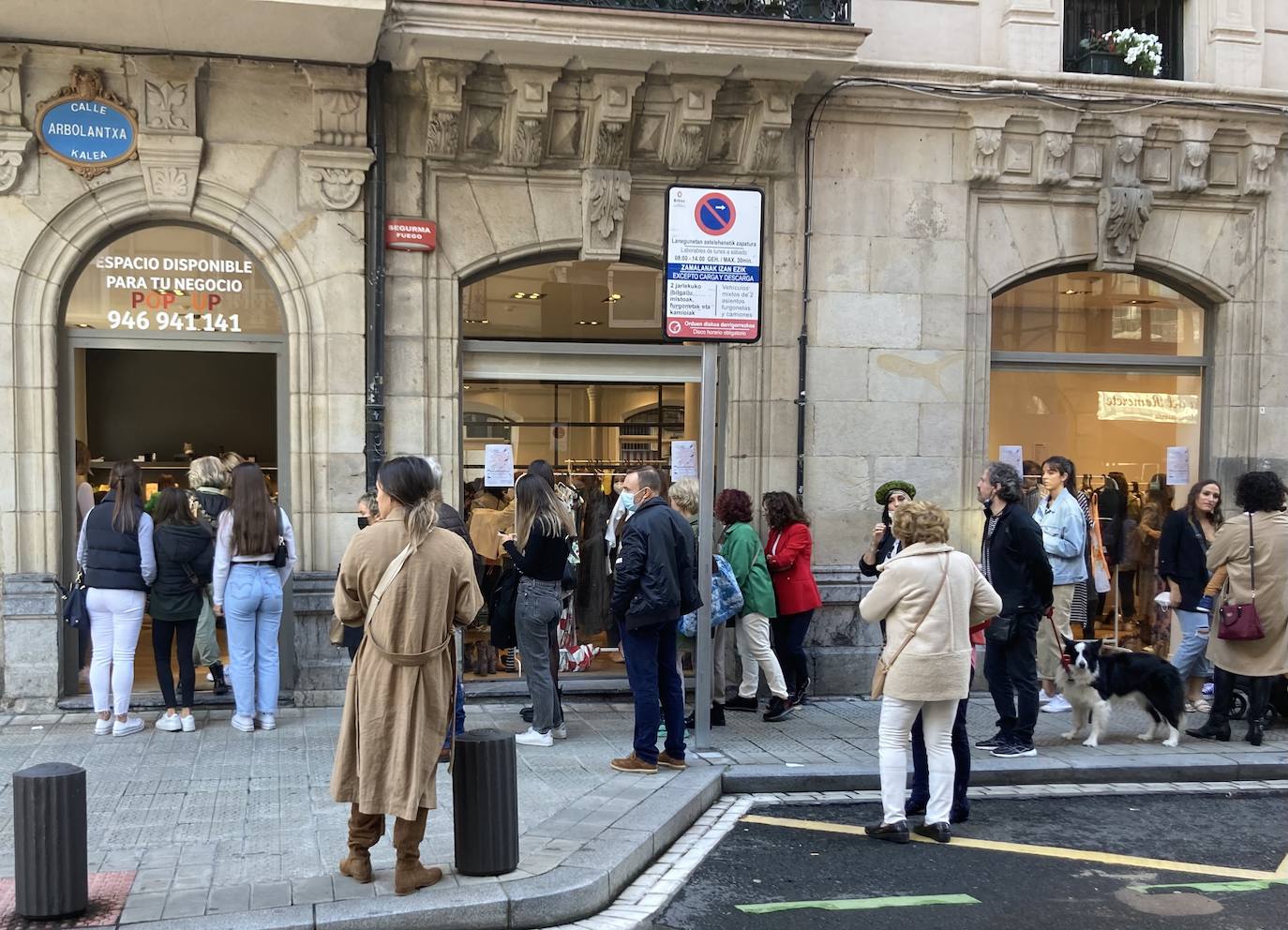 Fotos: Largas colas en la tienda efímera de Bilbao de Ibai Gómez e Ingrid Betancor con su propia ropa para ayudar a La Palma