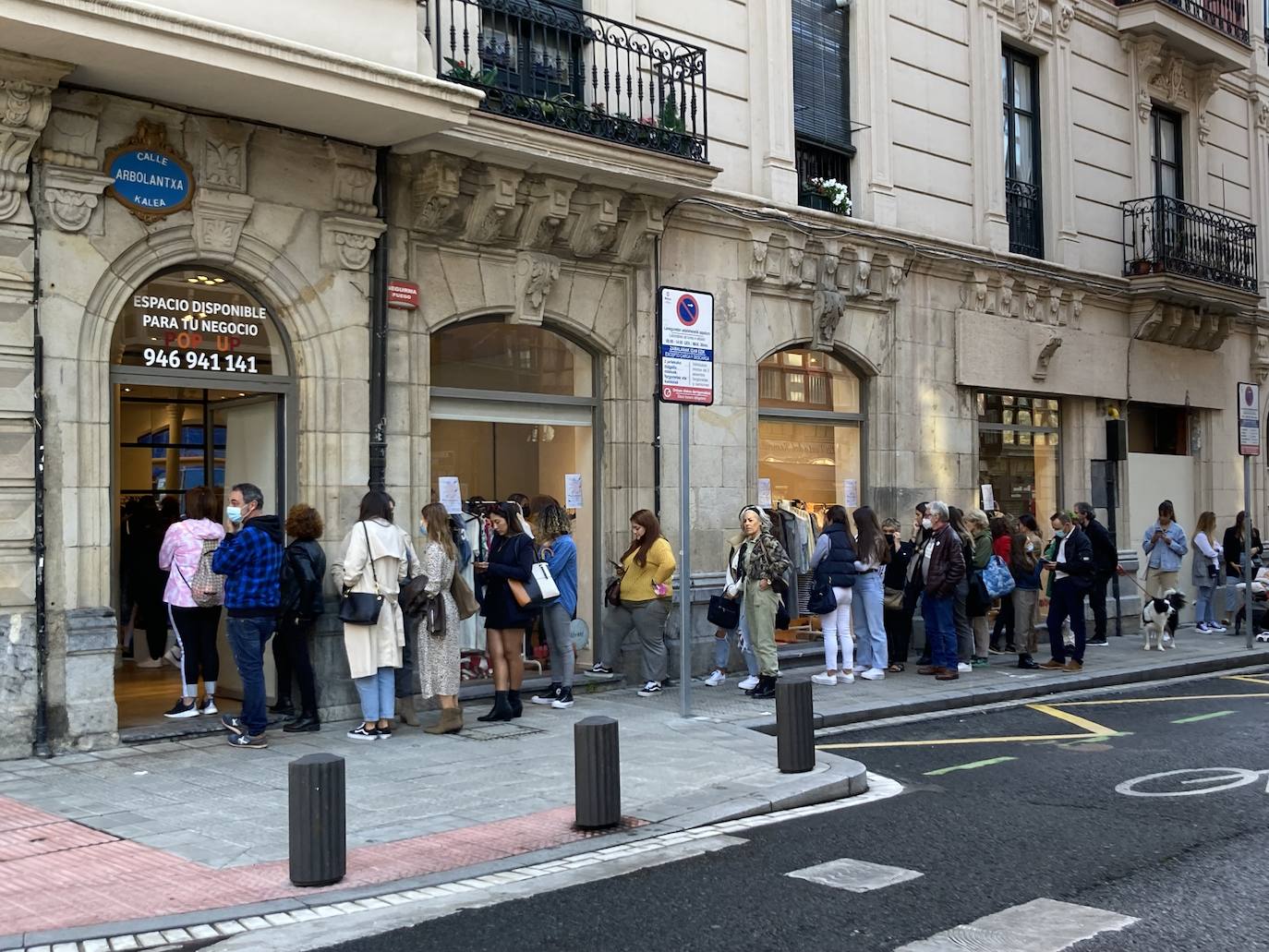 Fotos: Largas colas en la tienda efímera de Bilbao de Ibai Gómez e Ingrid Betancor con su propia ropa para ayudar a La Palma
