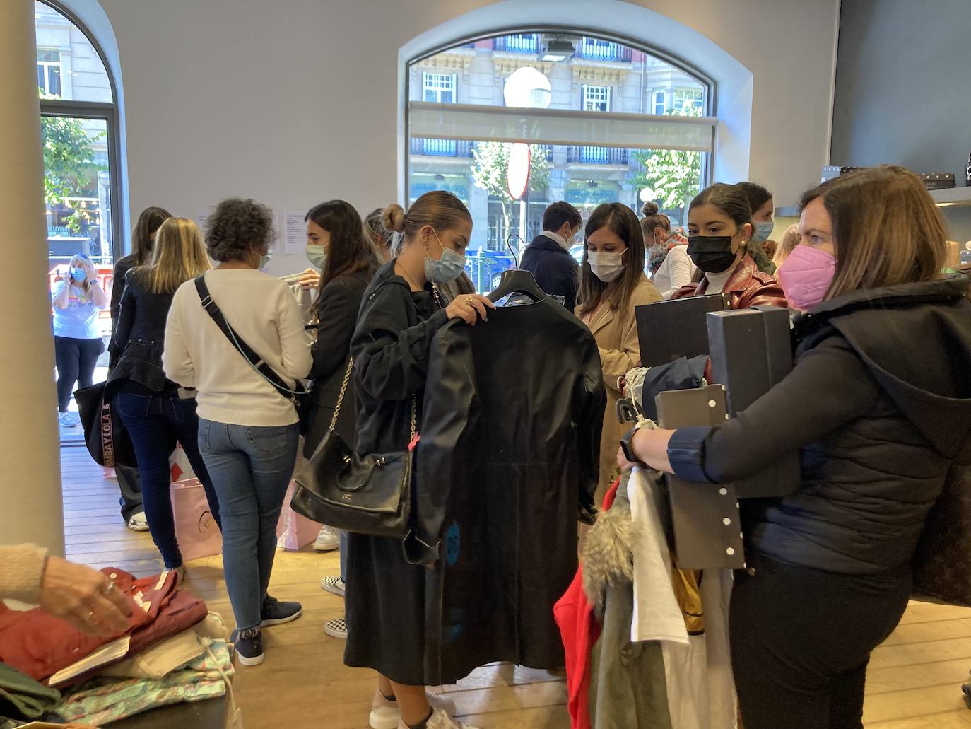 Fotos: Largas colas en la tienda efímera de Bilbao de Ibai Gómez e Ingrid Betancor con su propia ropa para ayudar a La Palma