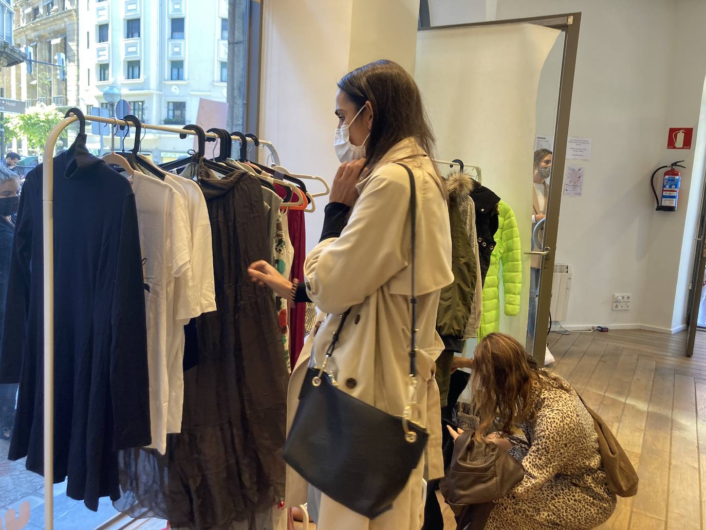 Fotos: Largas colas en la tienda efímera de Bilbao de Ibai Gómez e Ingrid Betancor con su propia ropa para ayudar a La Palma