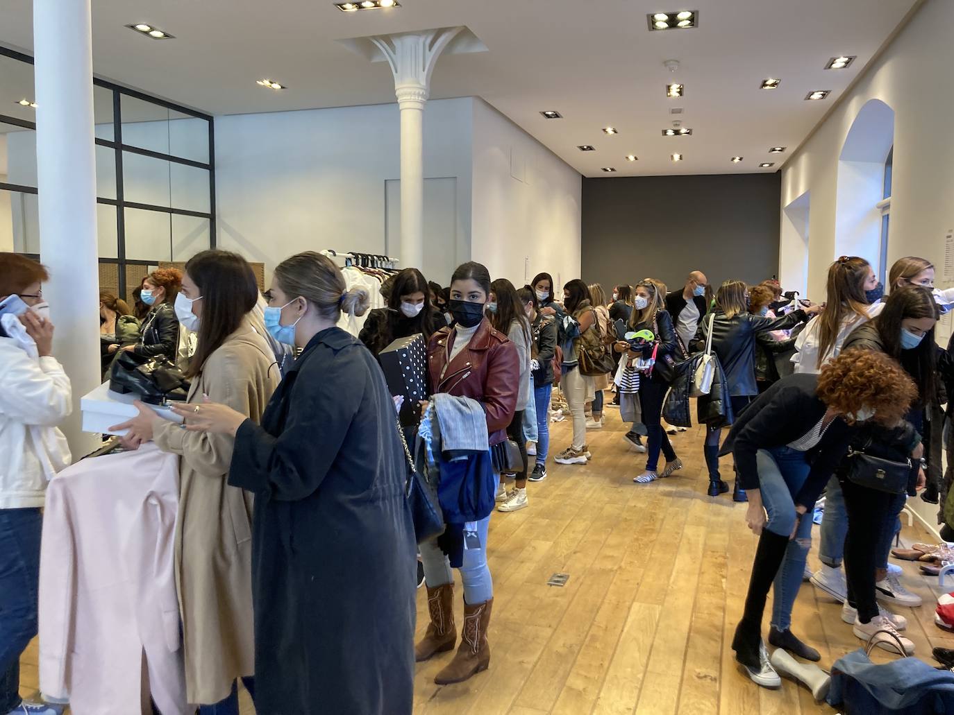 Fotos: Largas colas en la tienda efímera de Bilbao de Ibai Gómez e Ingrid Betancor con su propia ropa para ayudar a La Palma