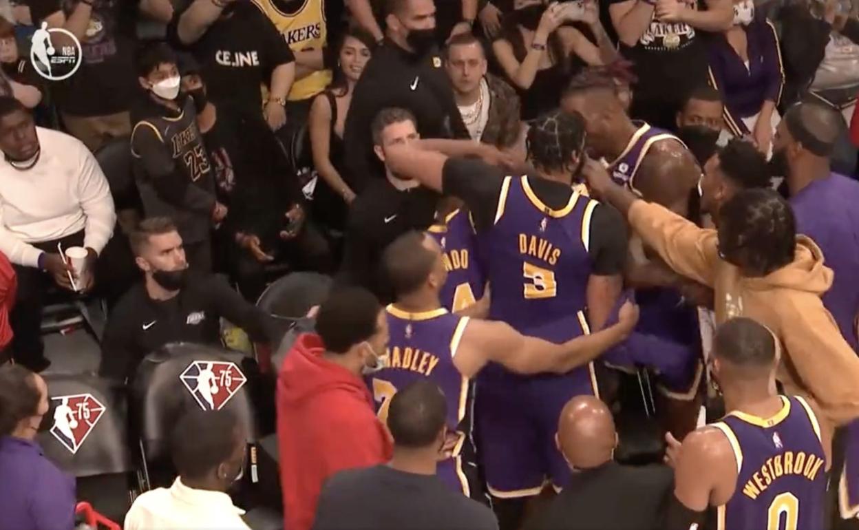 Pelea en la NBA: Davis y Howard, compañeros de equipo, llegan a las manos en un partido de la NBA