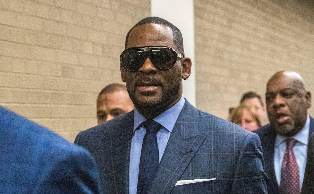 R. Kelly auzitegirako bidean.