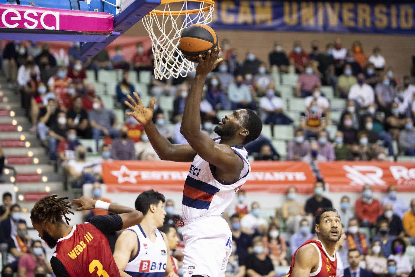 Fotos: Las mejores imágenes del UCAM Murcia - Baskonia