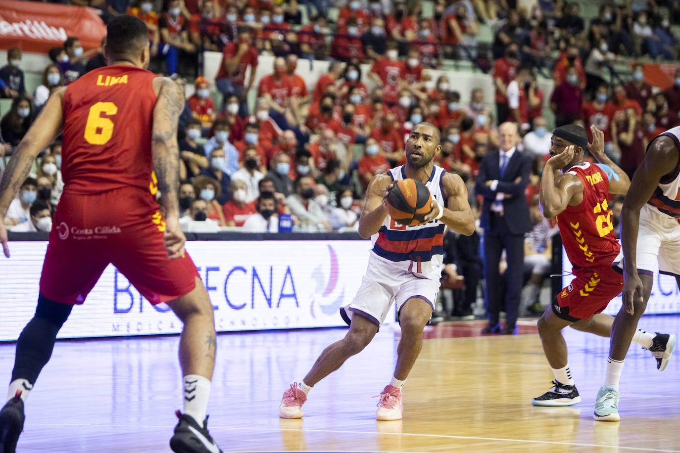 Fotos: Las mejores imágenes del UCAM Murcia - Baskonia