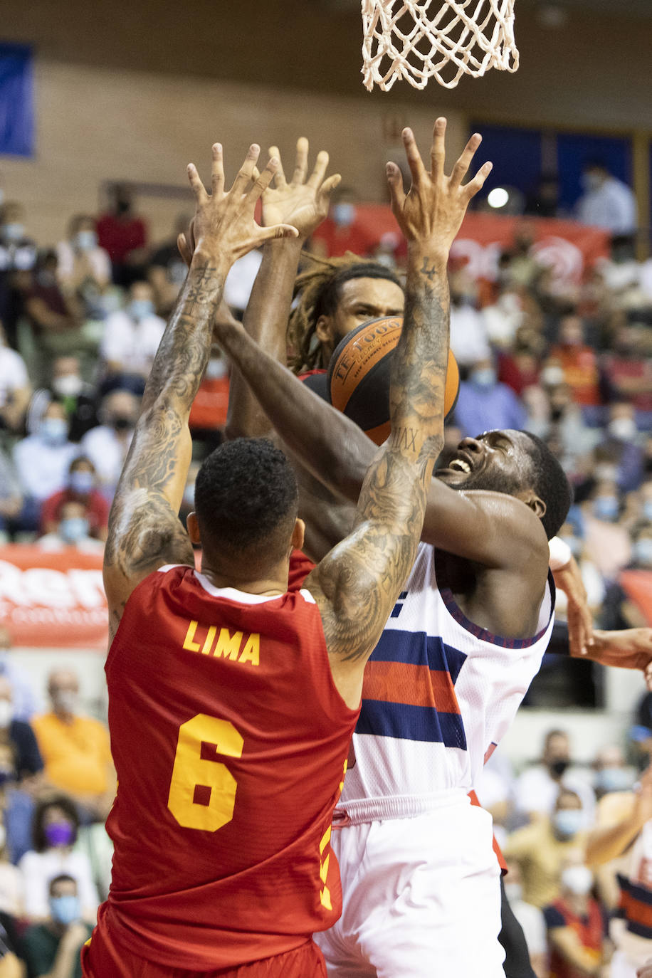 Fotos: Las mejores imágenes del UCAM Murcia - Baskonia