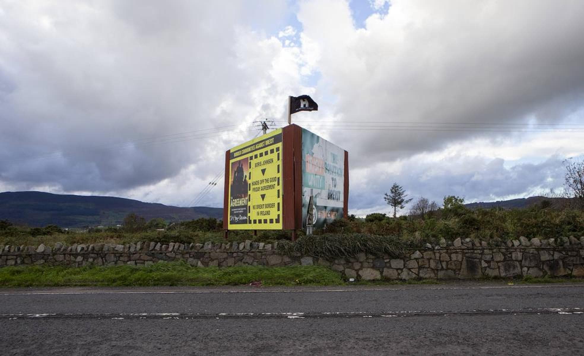 Un cartel a favor de la unidad en la frontera invisible que divide la República de Irlanda con Irlanda del Norte.