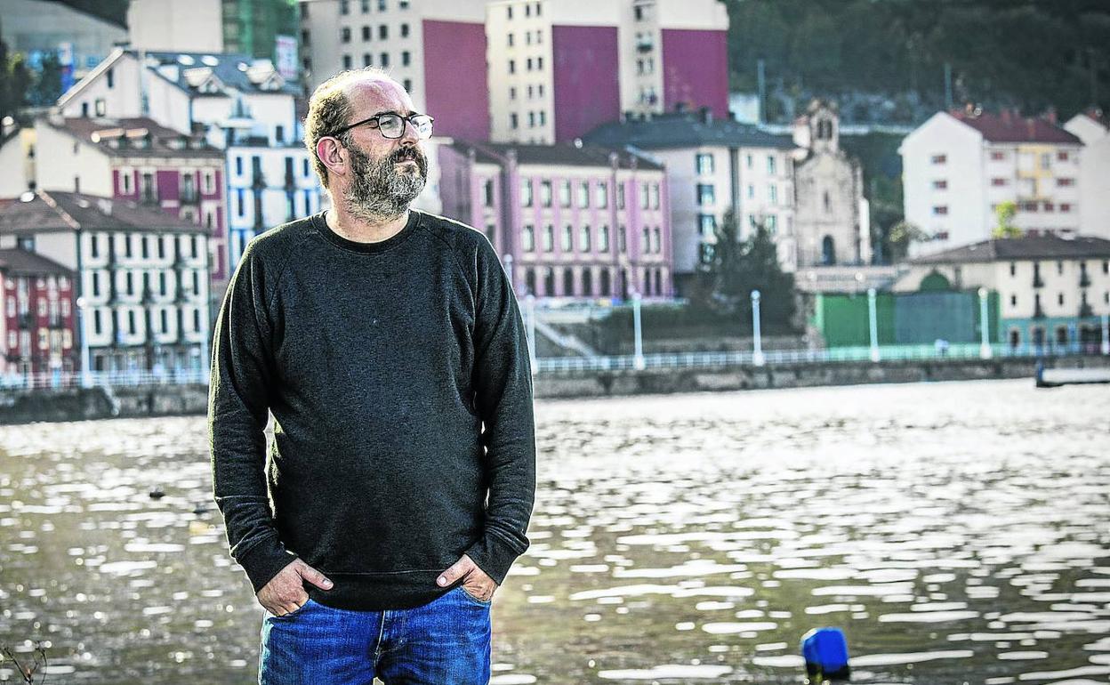 Borja Cobeaga rodará este otoño 'Los aitas', «una 'road-movie' acerca de la paternidad en los años noventa y sus diferencias con la actualidad». 