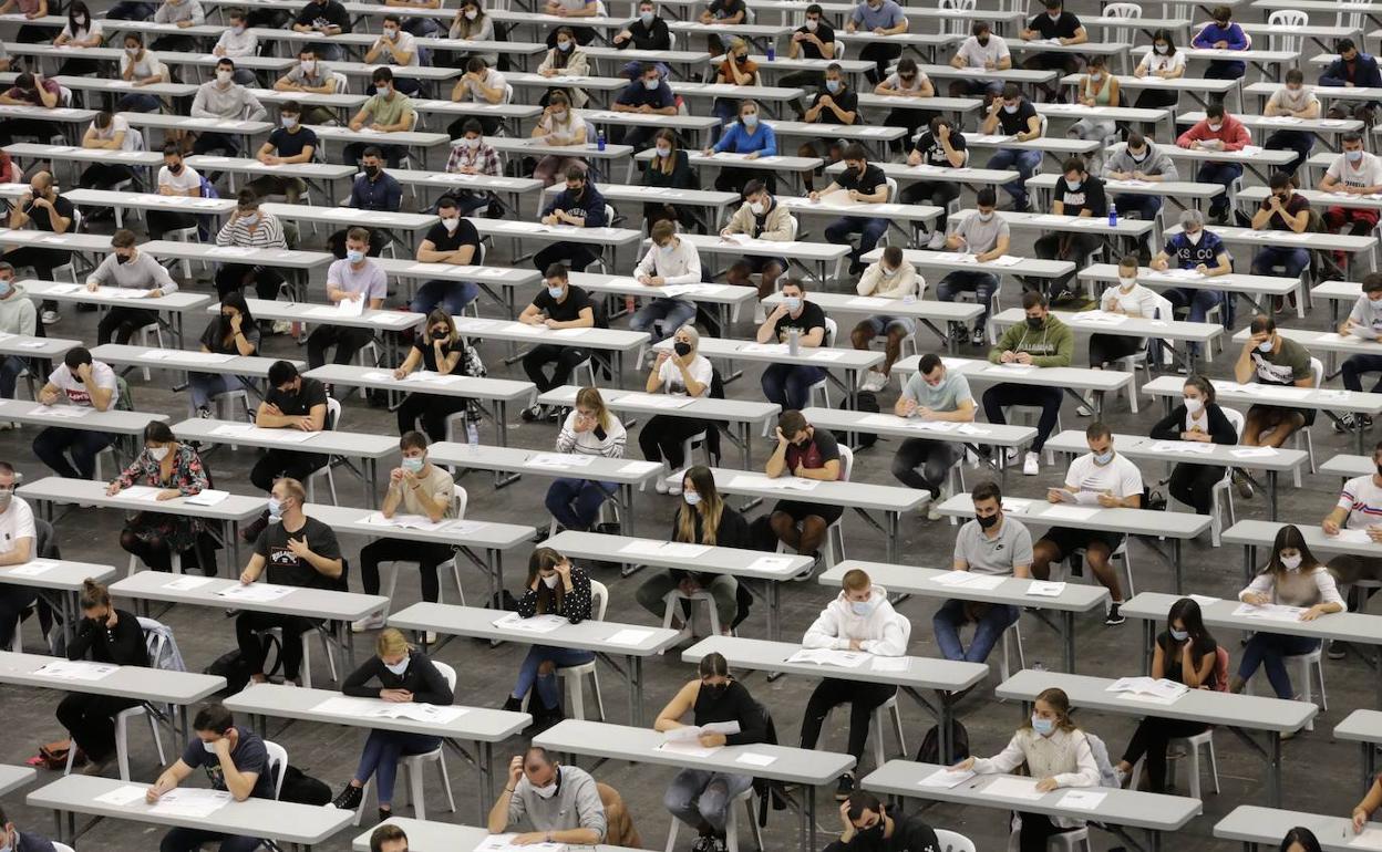 Imagen de un examen de una oposición para policía local realizada en el BEC de Barakaldo. 