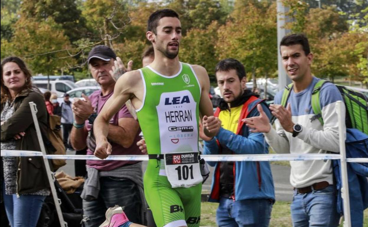 Herran, durante la primera edición del Duatlón de Vitoria-Gasteiz, de la que fue vencedor. 