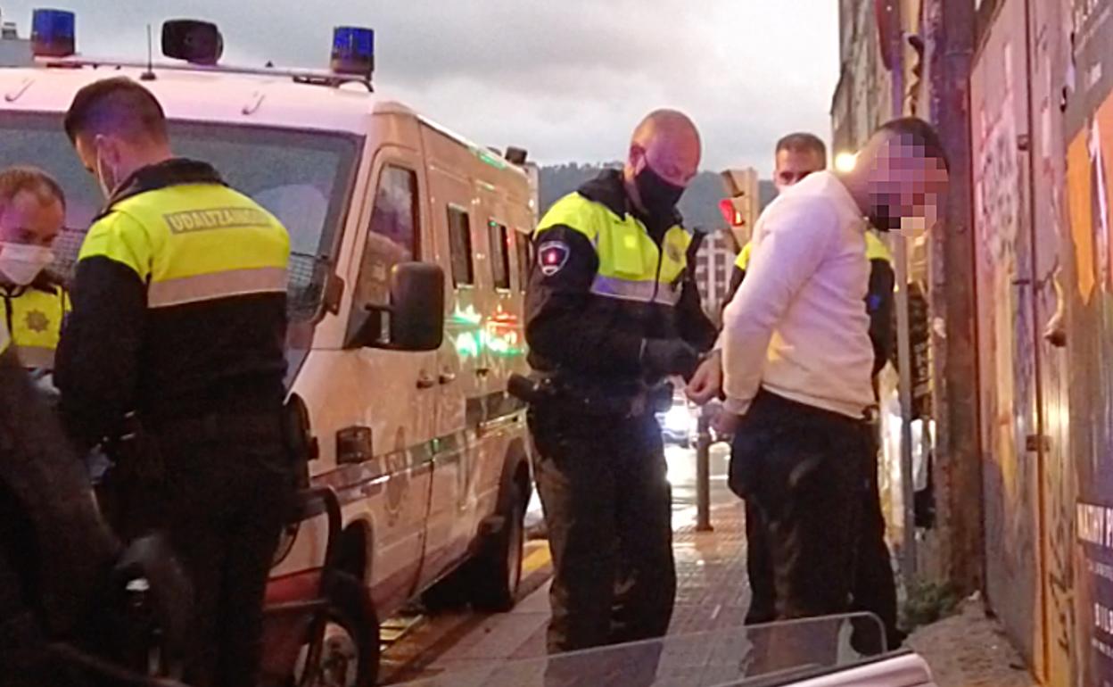Momento de la detención en Bilbao. 