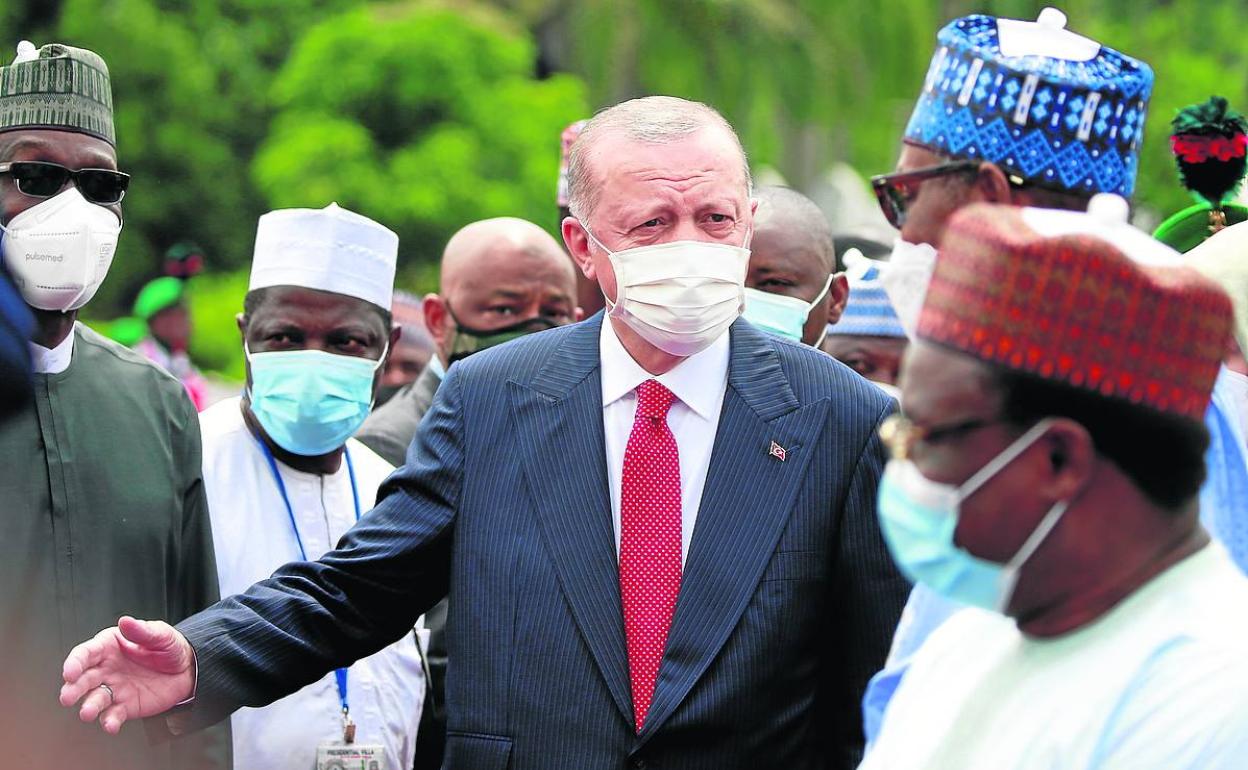 Erdogan recibe a Muhammadu Buhari, presidente de Nigeria, durante su visita a Ankara. 