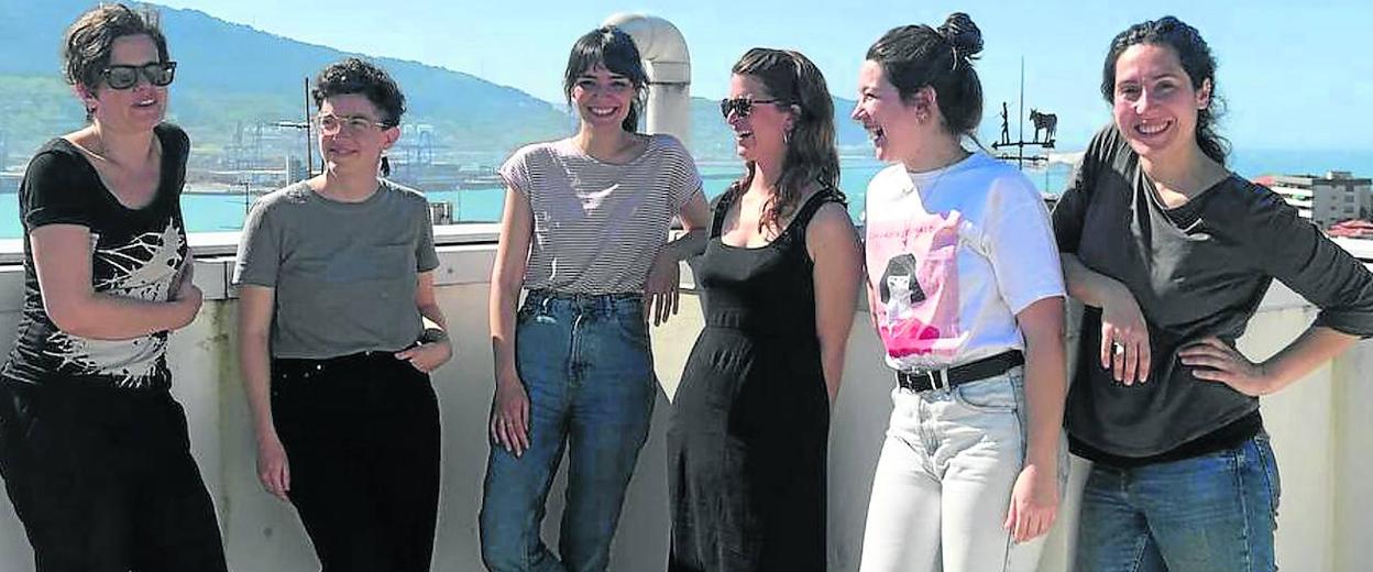 María Mur, a la izquierda, con el resto del equipo de Consonni en una terraza de Getxo. 