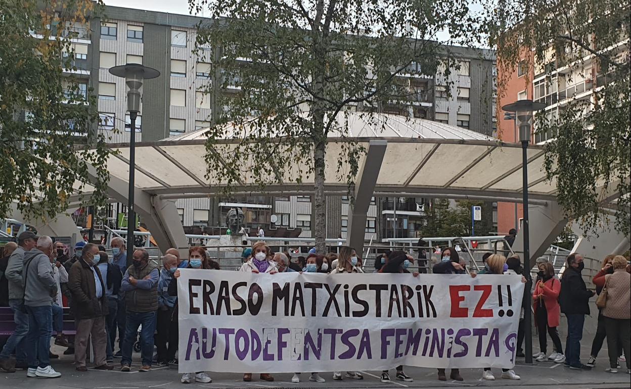 Unas 250 personas muestran en Astrabudua «su condena rotunda a la agresión machista» del sábado