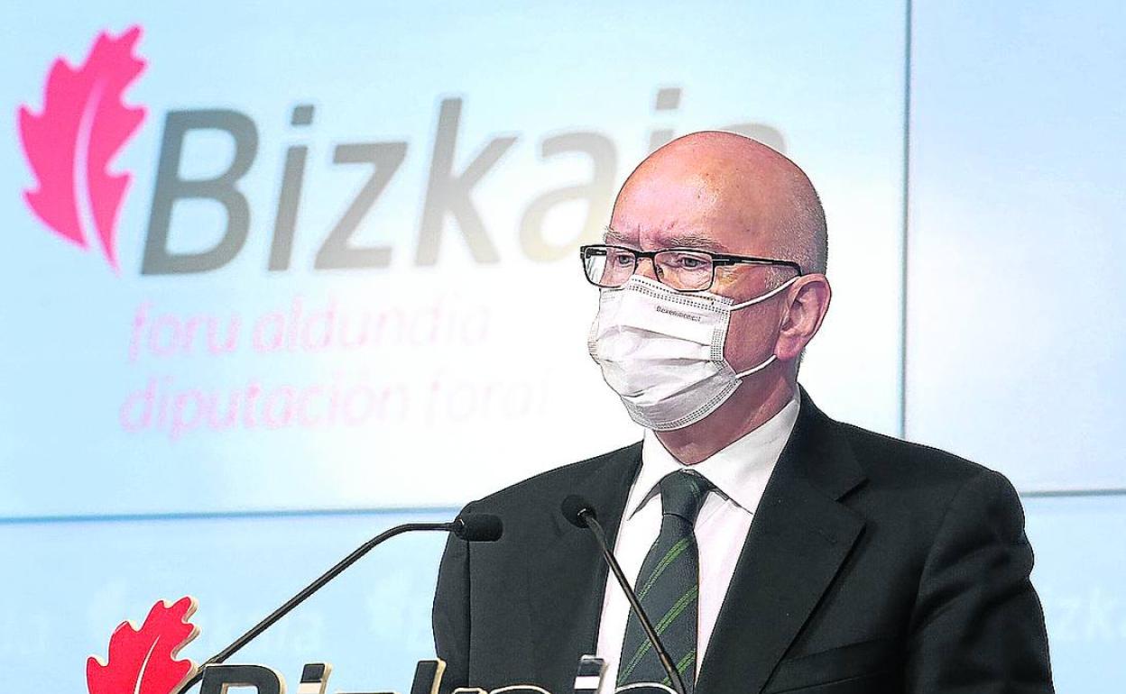 El diputado vizcaíno de Hacienda, José María Iruarrizaga, en una rueda de prensa. 