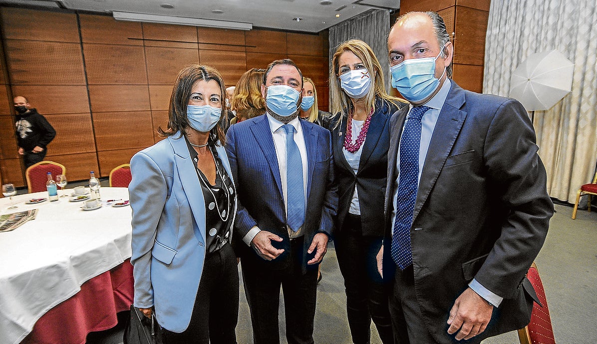 Laura Garrido, secretaria general del PP vasco, y Juan Antonio Sánchez Corchero, vicepresidente de SEA, junto a Ainhoa Domaica y Miguel Garnica, concejales del PP en el Ayuntamiento de Vitoria